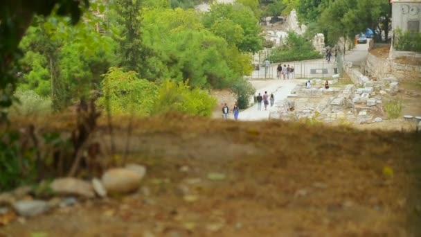 Многие туристы прогуливаются по остаткам Агоры Афинской, древнего места сбора — стоковое видео