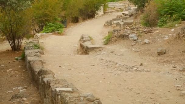 Vecchia strada con resti di costruzioni in pietra, sito di scavi archeologici — Video Stock