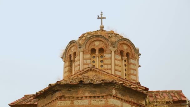 Dome on roof of ancient shrine on blue sky background, Christian religion — Stock Video