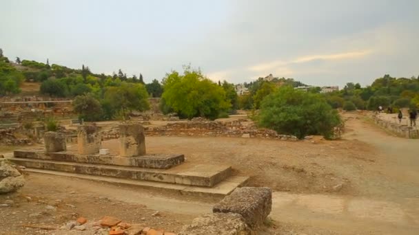 Grupos turísticos caminando por territorio con ruinas del antiguo Ágora en Atenas — Vídeos de Stock