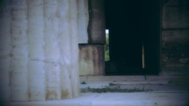 Siyah ve beyaz atış karanlık iç yapı, korkunç perili Sarayı terk