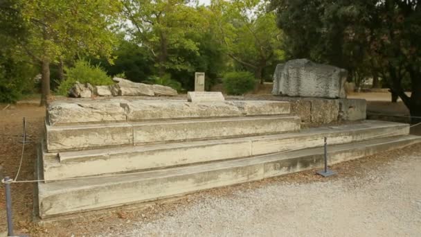 観光客の関心の野外博物館でゼウスに古代の祭壇の遺跡の場所します。 — ストック動画