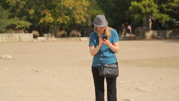 Atina, Yunanistan - Ağustos, 2015: Turist bir gezi turu. Kadın turist online harita smartphone, yabancı şehirde kayıp kadın üzerinde kontrol — Stok video