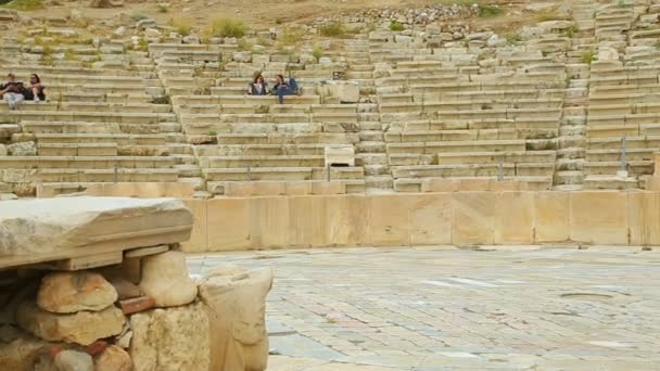 Aten, Grekland - augusti, 2015: Turister på en sightseeingtur. Panorera skott av amfiteatern platser vid Dionysos teatern, människor med vila, promenader — Stockvideo