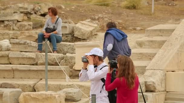 АФИНЫ, ГРЕЦИЯ - Август 2015: Туристы на экскурсионном туре. Люди с камерами фотографируют известные достопримечательности, экскурсию — стоковое видео