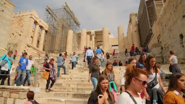 Αθήνα - Αύγουστος 2015: Τουρίστες για περιήγηση στα αξιοθέατα. Πλήθος των ταξιδιωτών που βλέπουν τα ερείπια του ναού του Παρθενώνα, τουριστικό αξιοθέατο — Αρχείο Βίντεο