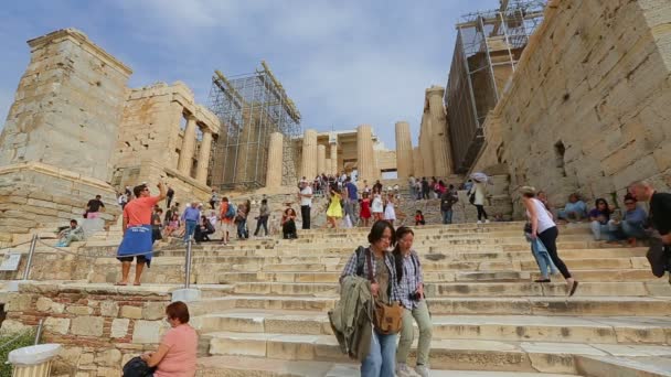 Athen, Griechenland - August 2015: Touristen auf Sightseeing-Tour. multinationale Touristenmenge beim Betrachten der Überreste des antiken Parthenons in Griechenland — Stockvideo