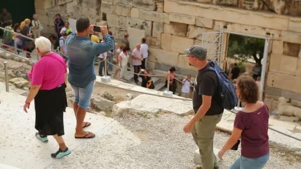 ATHÈNES, GRÈCE - Août 2015 : Touristes en visite guidée. Jeune homme prenant une photo du site historique sur smartphone, les gens voyagent avec des enfants — Video