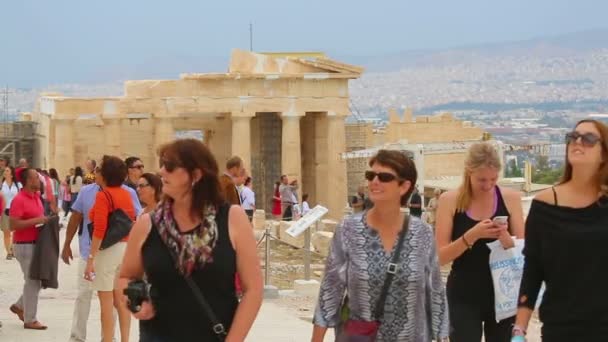 Athén, Görögország - augusztus, 2015-re: Turisták egy városnéző túra. Csoport boldog turisták kirándulás ókori palota romjai élvezi a nyári vakáció — Stock videók