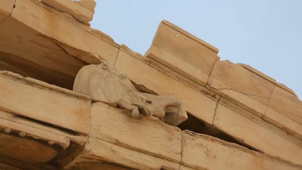Pozůstatky mramorové koně sochy zdobí střechy starobylé paláce v Řecku — Stock video