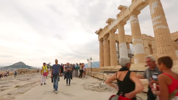 ATENAS, GRECIA - Agosto, 2015: Turistas en un tour turístico. Viajero pov, turistas escuchando a guía, visita guiada a ruinas antiguas — Vídeos de Stock
