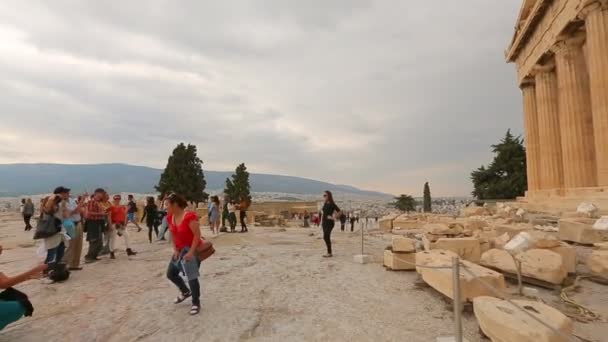 ATENAS, GRECIA - Agosto, 2015: Turistas en un tour turístico. Persona mirando a muchos turistas posando, haciendo selfies en la atracción turística — Vídeo de stock