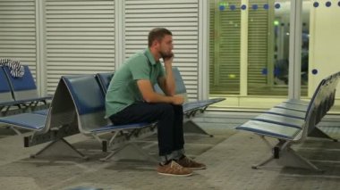 Sıkılmış yolcu otobüs, bekleyen e-posta smartphone, haber okuma denetimi