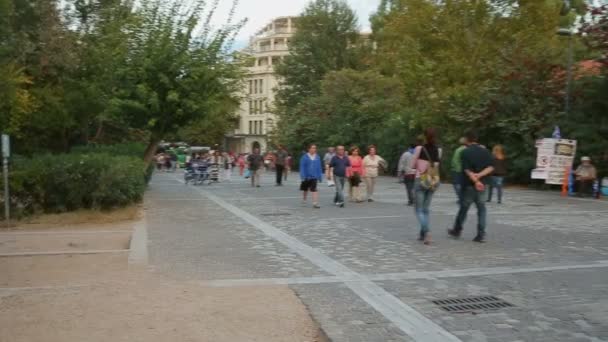 ATENAS, GRECIA - JULIO, 2014: Gente caminando por la ciudad. Vista panorámica de la calle central en la ciudad turística, muchas personas paseando en el ocio — Vídeo de stock