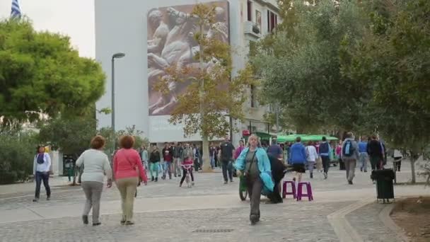 Ateny, Grecja - lipiec 2014: Ludzie chodzą po mieście. Koło pociąg turystyczny rozrywki prowadzenia centralnej ulicy, ludzie chodzą — Wideo stockowe
