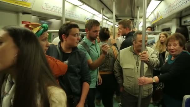 希腊雅典-7 月，2014年: 人在地铁上。年轻人与乘地铁的火车，背上背包检查地铁地图 — 图库视频影像