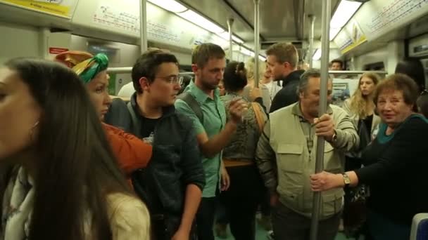 Athens, Griekenland - juli, 2014: Mensen op de metro. Jonge man met rugzak op rug reizen met de metro trein, metrokaart controleren — Stockvideo