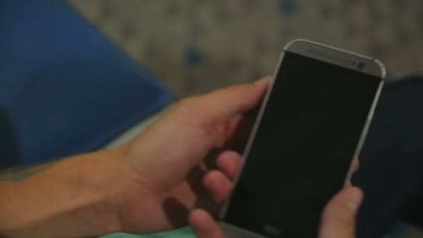 Closeup mužské ruce chytrý telefon s zelenou obrazovkou prekeyed účinky — Stock video