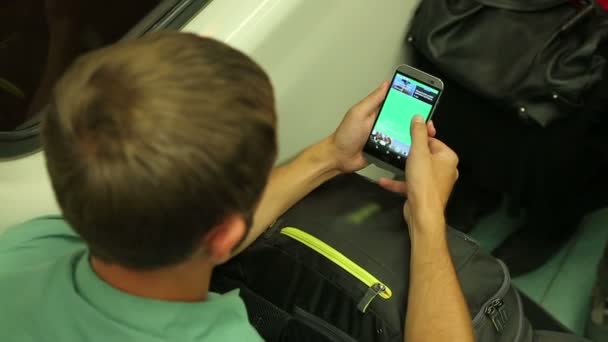 Hombre jugando juegos en línea en el teléfono inteligente, utilizando la aplicación, ocultar el teléfono en el bolsillo de la bolsa — Vídeo de stock