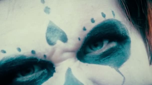 Manliga ansikte med skrämmande Halloween makeup ser våldsamt i kameran, skrämmande — Stockvideo