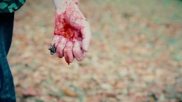 愤怒的歹徒出血，凶手欣赏风景的受害者的血的手 — 图库视频影像