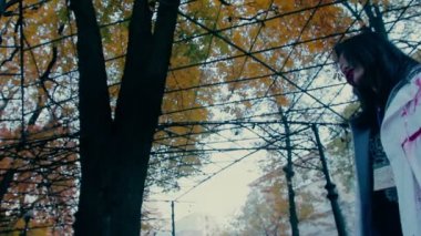 Dully, kötü yaratıklar istila yürüyüş kanlı Beyaz önlük giyen kadın zombi