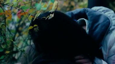 Çirkin insan vücuttan kan içme Yüzündeki yara ile korkunç vampir