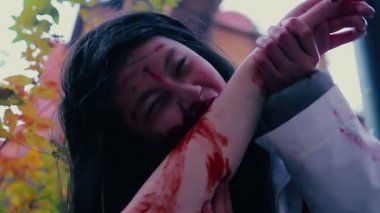 Vahşi canavar kemiren insan kolu, vampir işgali, kan tüyler ürpertici korku filmi