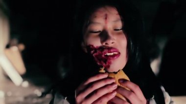 Fastfood bağımlısı kadın zombi Burger, korkunç yaratık öğle yemeği zaman zevk yeme