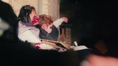 Çirkin yaratıklar enkaz, korkunç zombi istilası, korku filmi uyanma kanlı