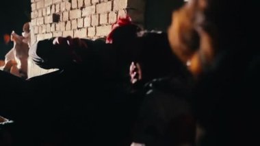 Gençlerin uyuşturucu etkisi altında grup hareket yavaş yavaş, karanlıkta tarama