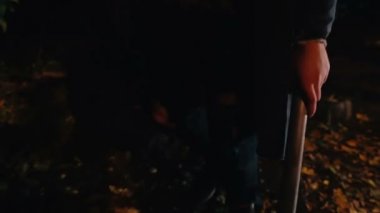 Karanlık, geceleri sokak kavgası, soygun şiddet ile yürüyüş sopası ile erkek