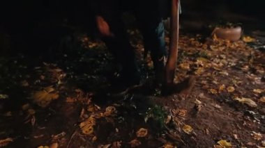 Tehlikeli seri katilin karanlıkta, manyak taşıma keskin balta yürüyüş bacaklar