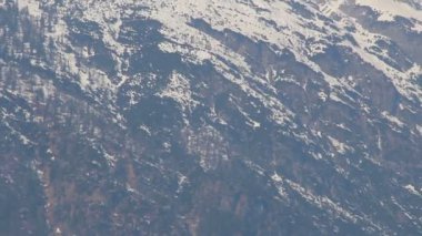 Büyük kayalık dağları, karlı tepelerdeki buzulları, doğal güzellikleri yakınlaştır.