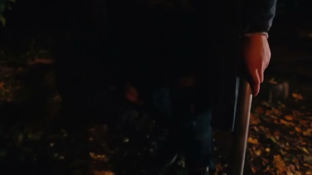 Homme avec chauve-souris marchant dans l'obscurité, combat de rue la nuit, vol avec violence 