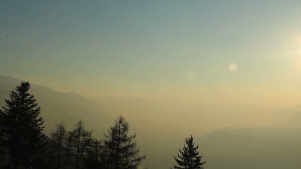 Panorama view of amazing mountainscape, sun shining over mountains, magic hour — Stock Video