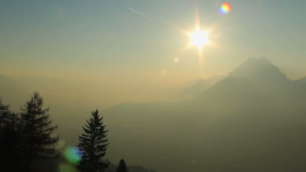 Пан знімок красивого гірського пейзажу з золотим туманом в повітрі, романтичний вигляд — стокове відео