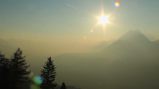 Panorámica de hermoso paisaje de montaña con neblina dorada en el aire, vista romántica — Vídeo de stock