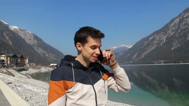 Glücklicher Mann, der telefoniert, den Aufenthalt im Luxusresort genießt, guter Handytarif — Stockvideo