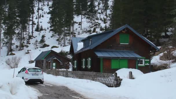 Carro estacionado perto de casa de campo agradável em montanhas, turismo de inverno, popular estância de esqui — Vídeo de Stock