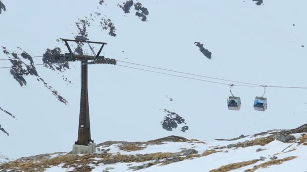 Moderna linbanor flytta turister upp och ner i snöiga berg, skidort — Stockvideo