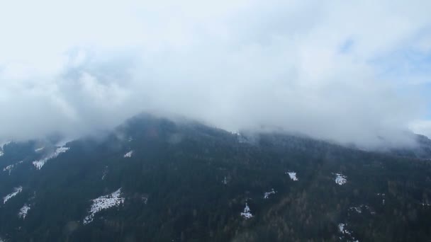 Tjocka moln och dimma över höga berg, atmosfäriskt fenomen, meteorologi — Stockvideo