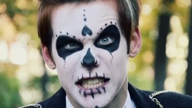 Zombi makyajı ile aktör, kamera içine korkunç grimaces yapma, eğlenmek