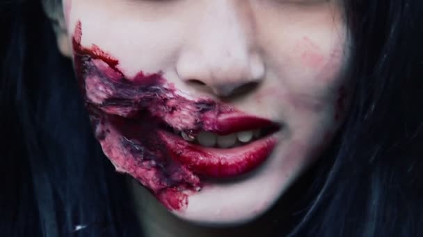 Närbild av skrämmande monster med grimas på ansiktet, vill Cannibal att bita offer — Stockvideo