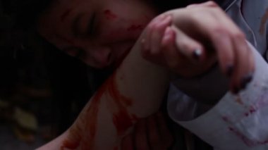 Korku filmi, vahşi canavar eti insan kolu, ceset yeme nibbling