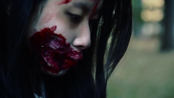 Närbild av blodiga kvinnliga ansikte, skadad kvinna tittar ner, offer för olycka — Stockvideo