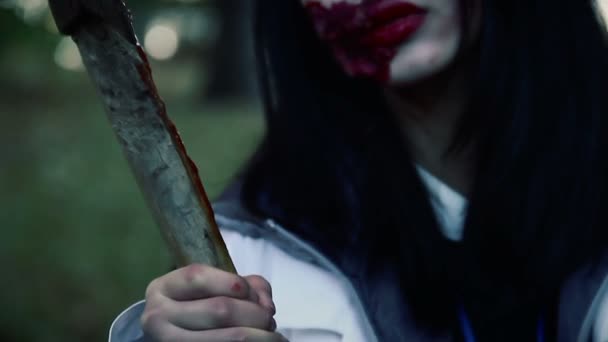 Agresivní ženský maniak ohrožující oběť ostrou sekerou, bláznivý sériový vrah — Stock video