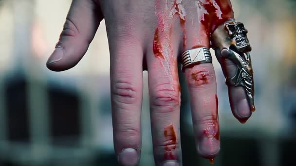 Мужчина яростно сжимает кулак, кровь течет по мужской руке, предлагая ритуал — стоковое видео