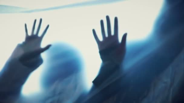 Silhouette umane dietro pellicola trasparente stretching mani, incubo spaventoso — Video Stock