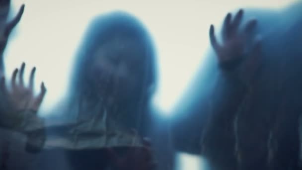 Silhouette di creature spaventose che cercano di raggiungere le vittime, attacco zombie, incubo — Video Stock